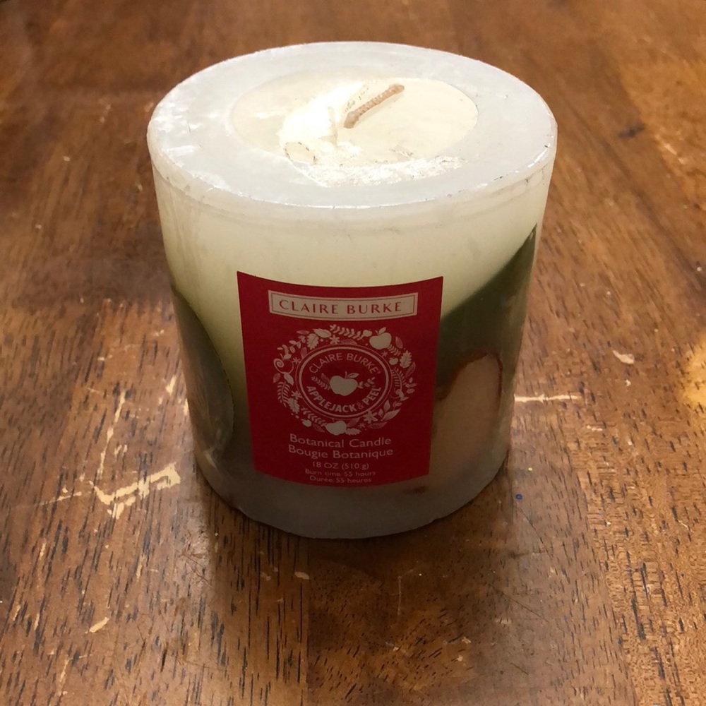 CANDLES WITH FAKE LEAVES AND APPLES